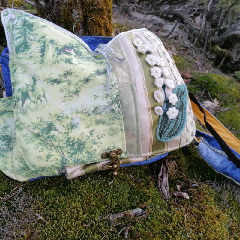 Petite Besace, « à l’orée d’un brin de muguet dans les bois » , tissus de tapissier, lin jean.. et coton
