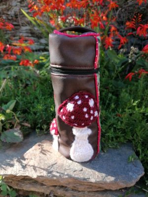 Trousse , à crayons, range bouteille, "Amanite tue-mouche", simili, cotons, motifs champignons crochetés