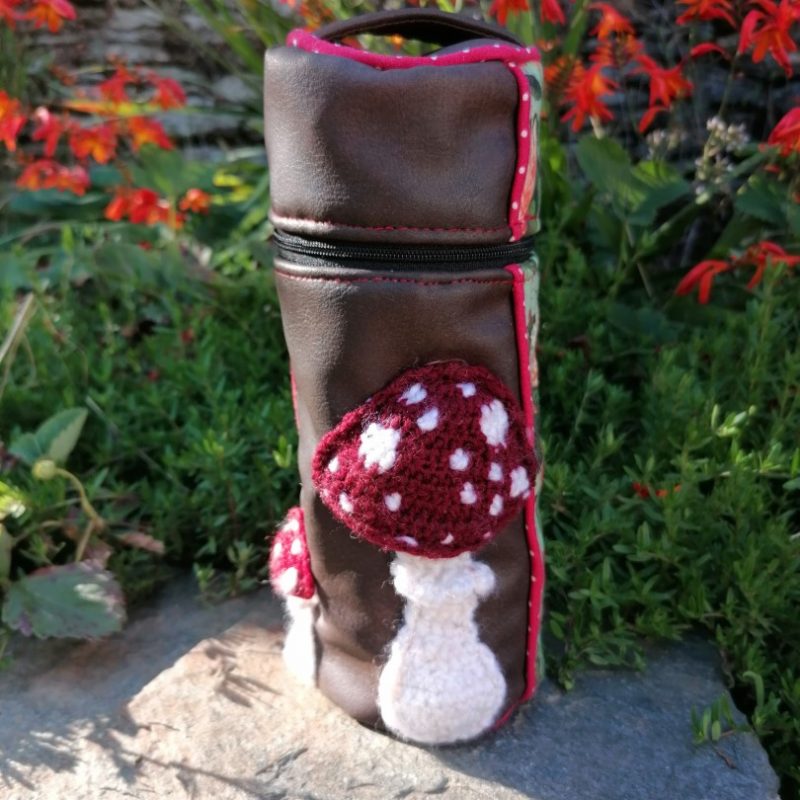 Trousse , à crayons, range bouteille, « Amanite tue-mouche », simili, cotons, motifs champignons crochetés