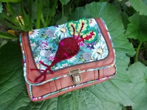 Petite Pochette ,sac, besace , "Castagne", "Betterave" , motif  3d simili, coton, motifs fleuris, passe poils...