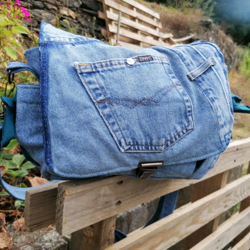 Petite Besace de survie , « le Ciel bleu Jeans », jeans et coton sur-mesure – Martine S