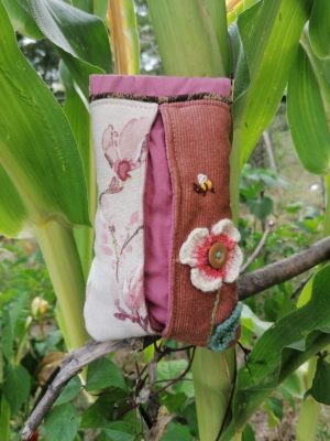 Étui à lunettes clic-clac, "La vue en rose", coton et velours, motifs fleurs crochetée, fermoir clic-clac 10cm