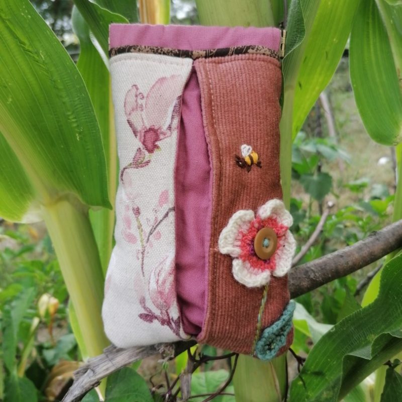 Étui à lunettes clic-clac, « La vue en rose », coton et velours, motifs fleurs crochetée, fermoir clic-clac 10cm