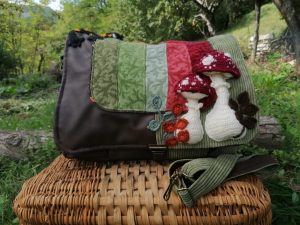 Sac, Grande Besace de survie Édition "Un automne en forêt , tissus d'ameublement", coton , velours, simili, acrylique, champignon et salamandre au crochet