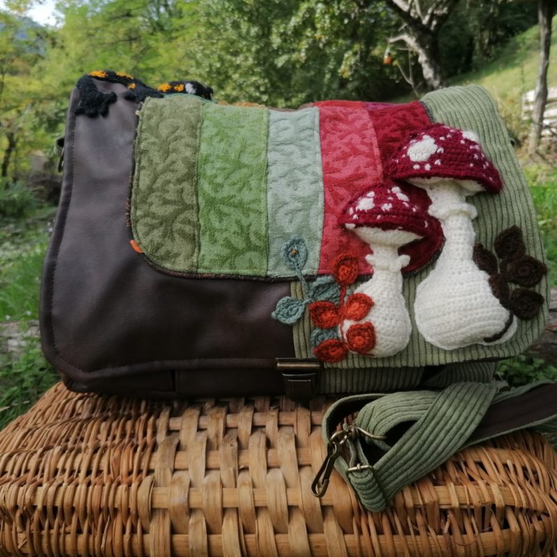 Sac, Grande Besace de survie Édition « Un automne en forêt , tissus d’ameublement », coton , velours, simili, acrylique, champignon et salamandre au crochet