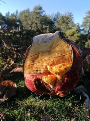 La caraboule , Besace ronde , " Lumière d'automne" , tissus d'ameublement, coton , velours, simili, acrylique, girolle au crochet