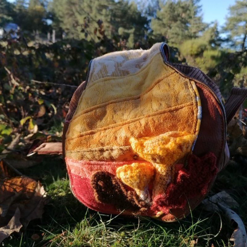 La caraboule , Besace ronde , » Lumière d’automne » , tissus d’ameublement, coton , velours, simili, acrylique, girolle au crochet