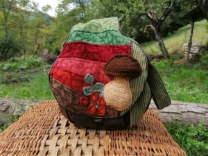 La caraboule , Besace ronde , " Un automne en forêt , tissus d'ameublement, coton , velours, simili, acrylique, champignon au crochet