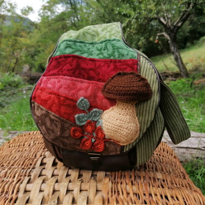La caraboule , Besace ronde , » Un automne en forêt , tissus d’ameublement, coton , velours, simili, acrylique, champignon au crochet
