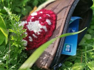 Petite-pochette, Porte-monnaie de poche, "un automne en foret", simili, coton , velours, acrylique et amanite au crochet