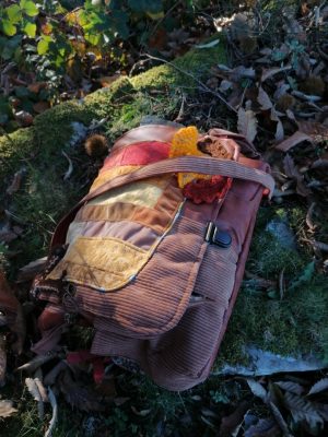 Sac, Grande Besace de survie Édition "Lumière d'automne" , tissus d'ameublement, coton , velours, simili, acrylique, girolles et lézard au crochet