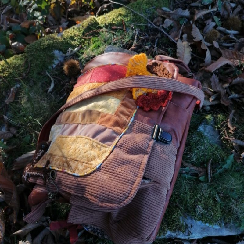 Sac, Grande Besace de survie Édition « Lumière d’automne » , tissus d’ameublement, coton , velours, simili, acrylique, girolles et lézard au crochet