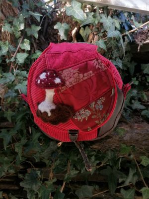 La caraboule , sac ,Besace ronde , "La passion du rouge" , tissus d'ameublement, coton , velours, simili, acrylique, amanite au crochet