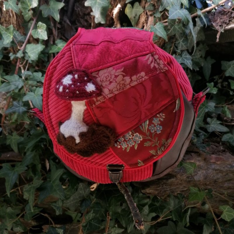La caraboule , sac ,Besace ronde , « La passion du rouge » , tissus d’ameublement, coton , velours, simili, acrylique, amanite au crochet