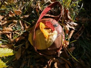La caraboule , sac ,Besace ronde , "la douceur de la Lumière d'automne" , tissus d'ameublement, coton , velours, simili, acrylique, girolle au crochet