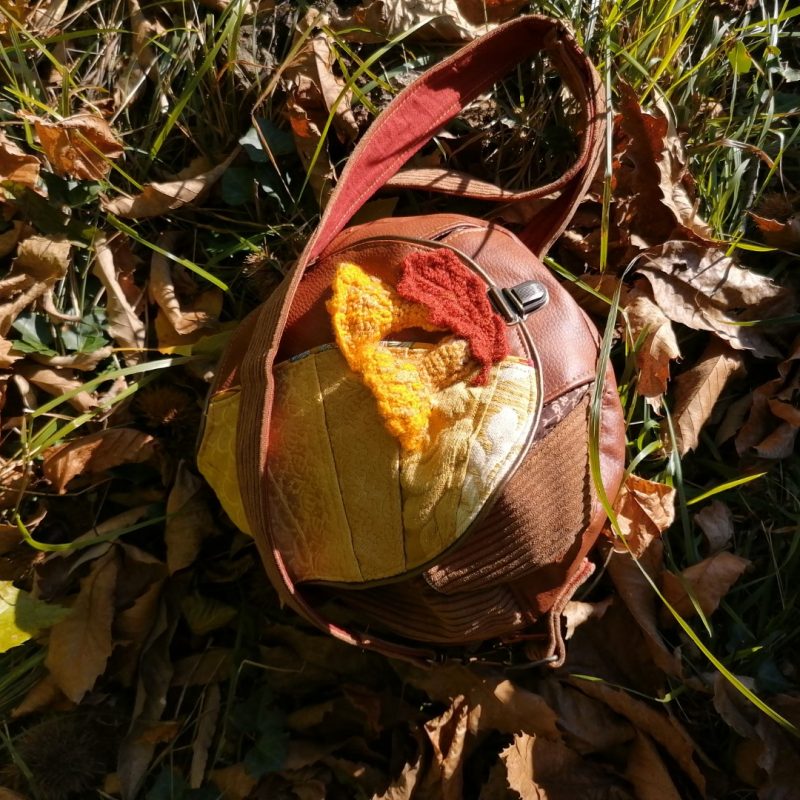 La caraboule , sac ,Besace ronde , « la douceur de la Lumière d’automne » , tissus d’ameublement, coton , velours, simili, acrylique, girolle au crochet