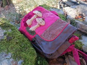 Sac, petite Besace de survie Édition "La passion du rouge ", simili, velours, tissus d'ameublement , motifs coulemelles et feuilles crochetées main