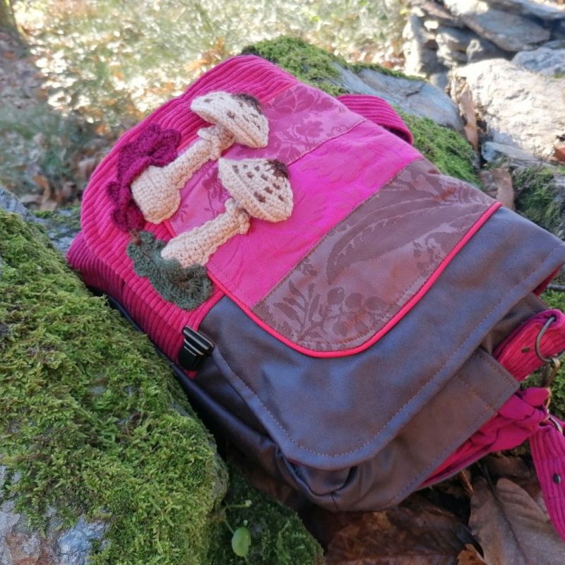 Sac, petite Besace de survie Édition « La passion du rouge « , simili, velours, tissus d’ameublement , motifs coulemelles et feuilles crochetées main