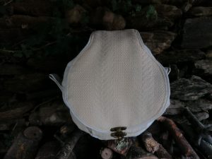 La caraboule , sac ,Besace ronde , "Un matelas de neige écrémé", tissus d'ameublement , jean et coton, fermoir pivotant