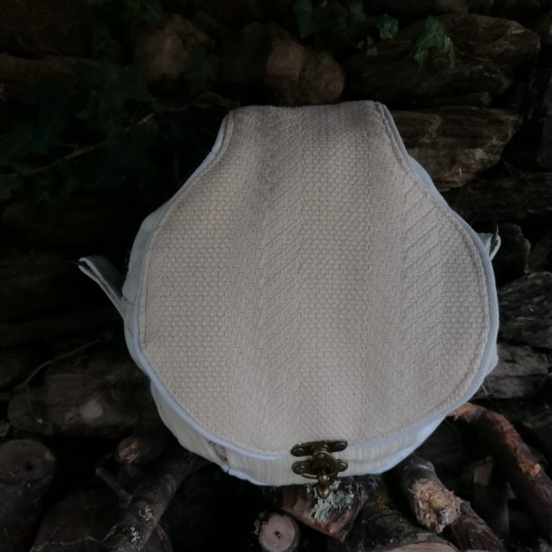 La caraboule , sac ,Besace ronde , « Un matelas de neige écrémé », tissus d’ameublement , jean et coton, fermoir pivotant