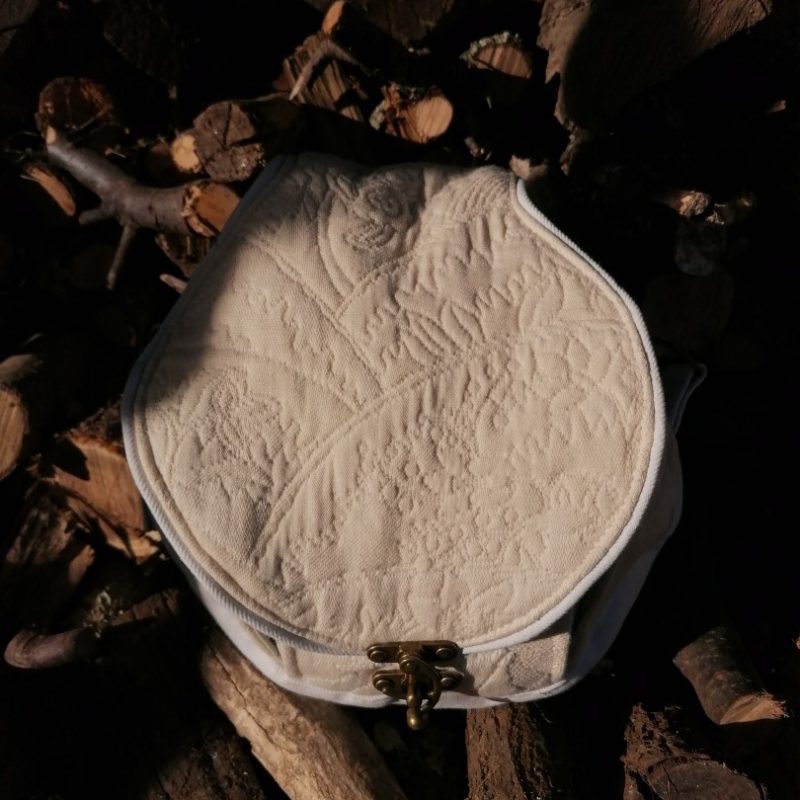 La caraboule , sac ,Besace ronde , « Boule de neige sous un sirocco » , tissus d’ameublement , jean et coton