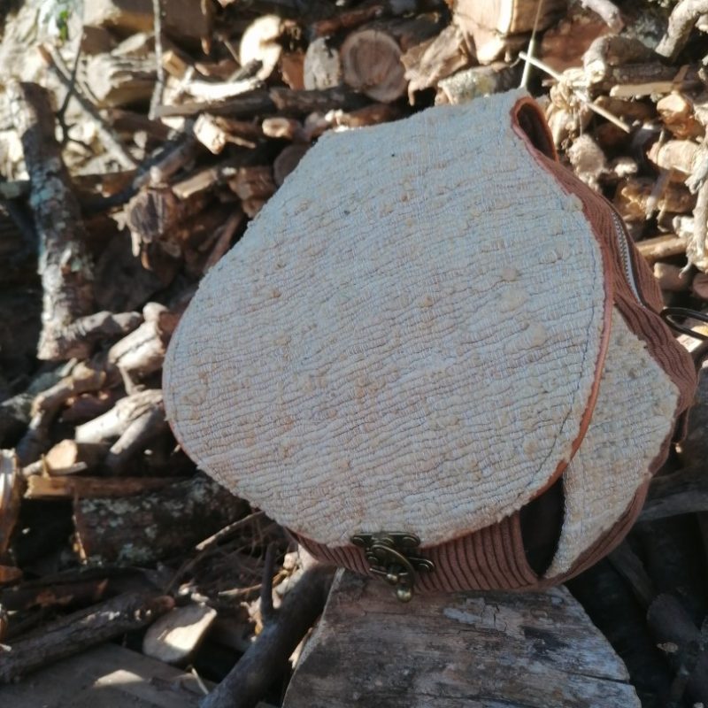 La caraboule , sac ,Besace ronde , « Raïole e castane », tissus d’ameublement , velours et coton, fermoir pivotant