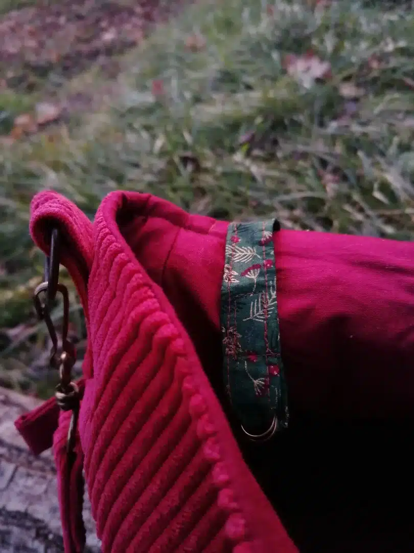 Sac, Grande Besace de survie Édition"La passion du rouge ", simili, velours, tissus d'ameublement , motifs coulemelles et feuilles crochetées main – Image 34