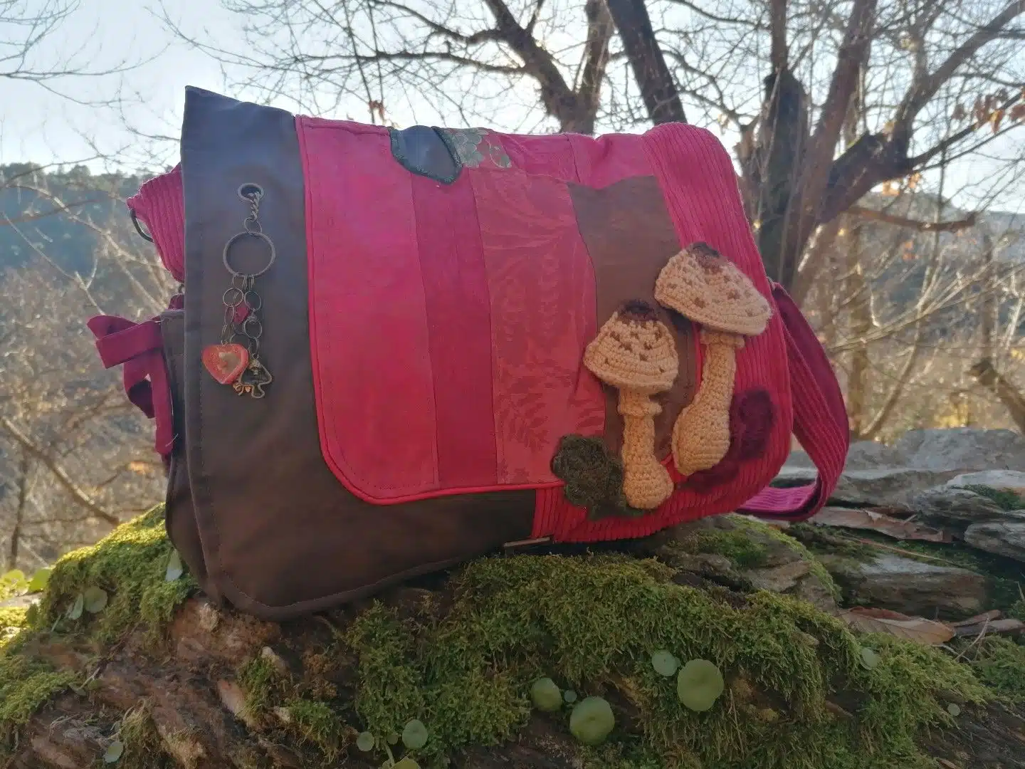 Sac, Grande Besace de survie Édition"La passion du rouge ", simili, velours, tissus d'ameublement , motifs coulemelles et feuilles crochetées main – Image 10