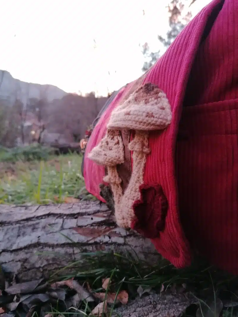 Sac, Grande Besace de survie Édition"La passion du rouge ", simili, velours, tissus d'ameublement , motifs coulemelles et feuilles crochetées main – Image 17