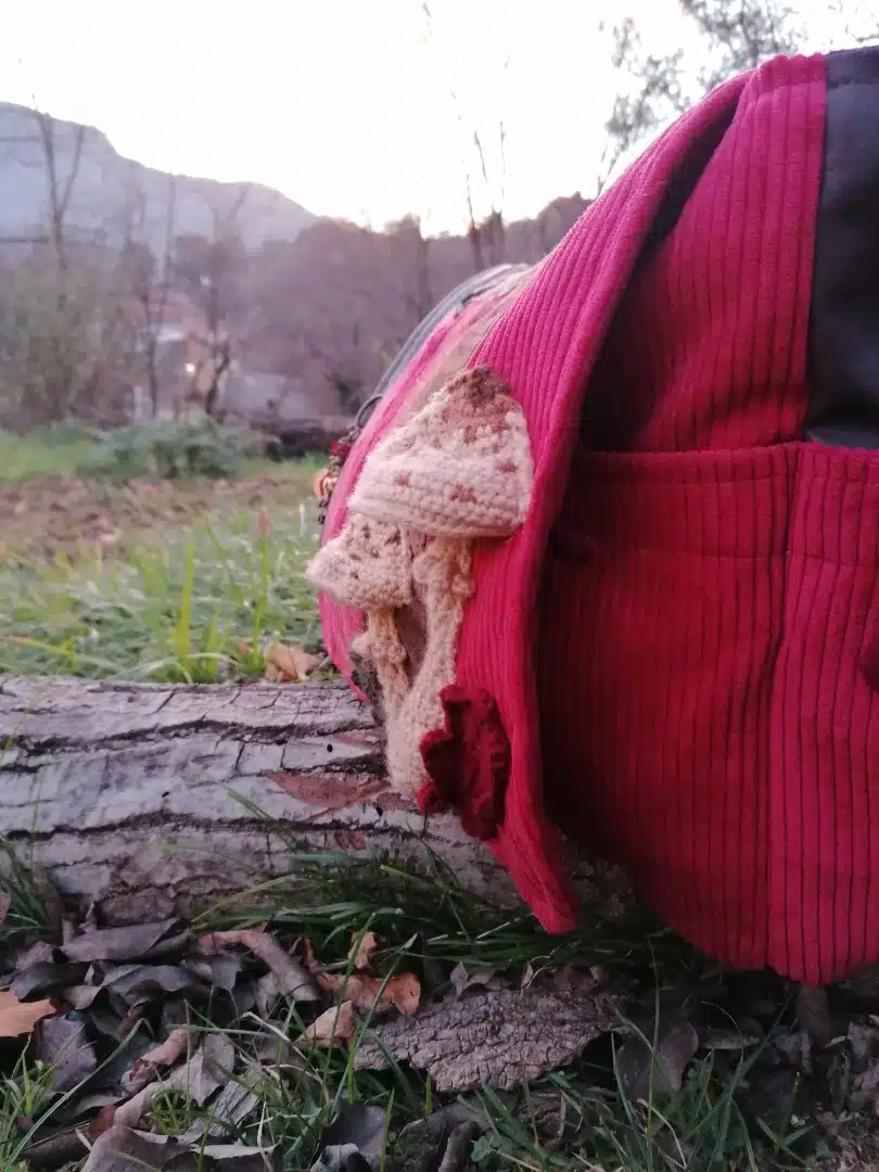 Sac, Grande Besace de survie Édition"La passion du rouge ", simili, velours, tissus d'ameublement , motifs coulemelles et feuilles crochetées main – Image 15