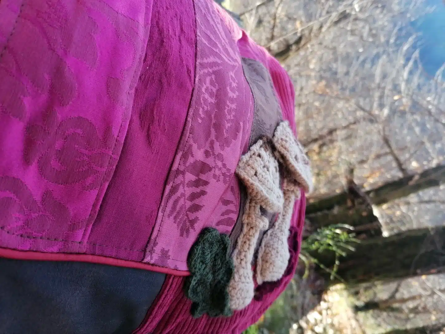 Sac, Grande Besace de survie Édition"La passion du rouge ", simili, velours, tissus d'ameublement , motifs coulemelles et feuilles crochetées main – Image 39
