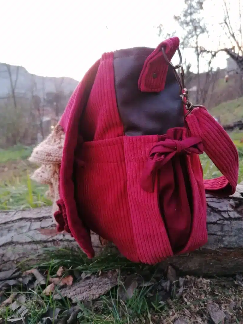 Sac, Grande Besace de survie Édition"La passion du rouge ", simili, velours, tissus d'ameublement , motifs coulemelles et feuilles crochetées main – Image 27