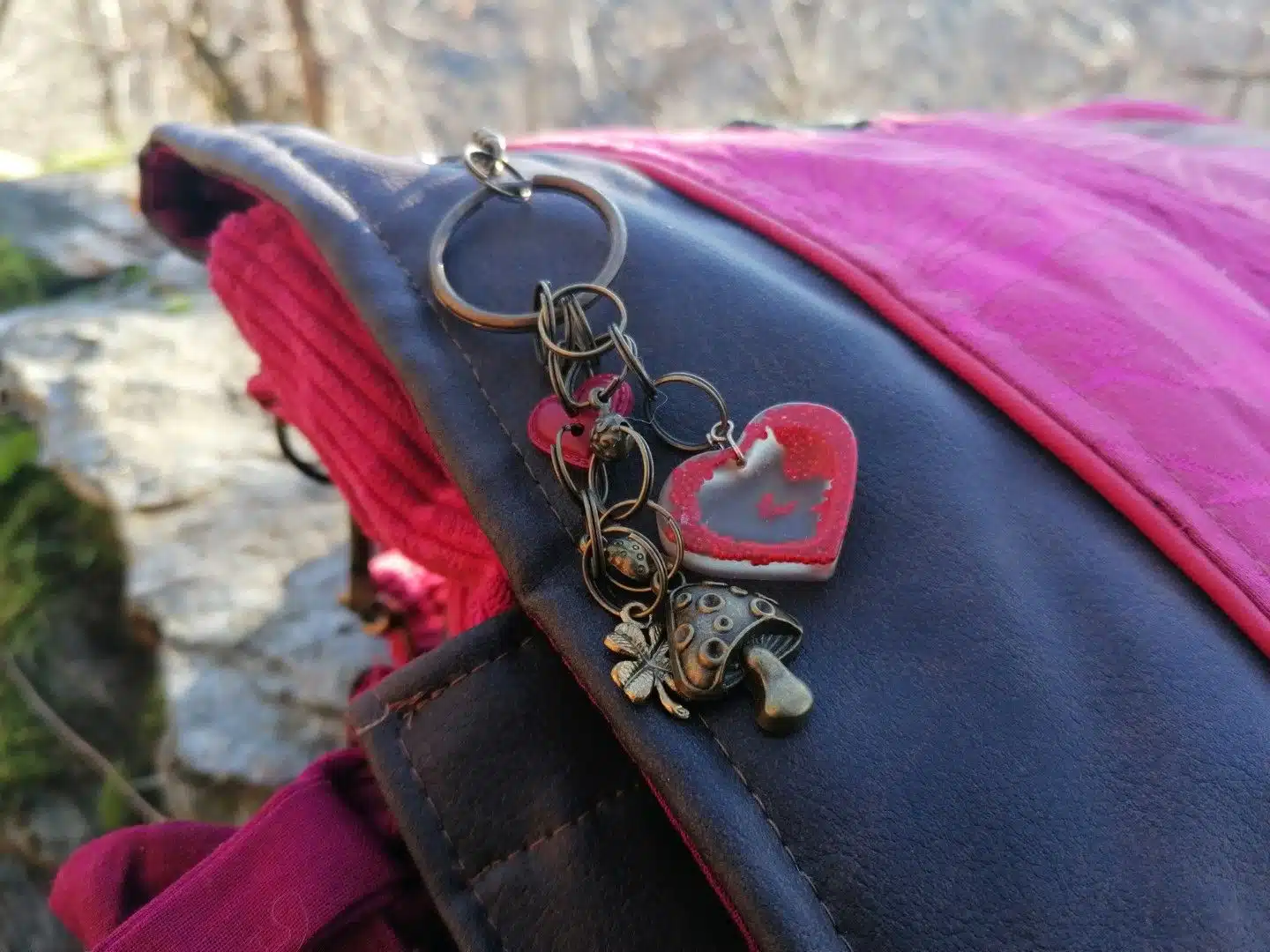 Sac, Grande Besace de survie Édition"La passion du rouge ", simili, velours, tissus d'ameublement , motifs coulemelles et feuilles crochetées main – Image 38