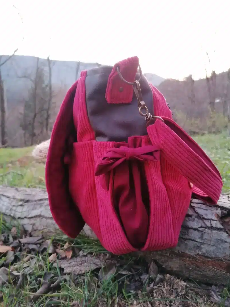 Sac, Grande Besace de survie Édition"La passion du rouge ", simili, velours, tissus d'ameublement , motifs coulemelles et feuilles crochetées main – Image 28