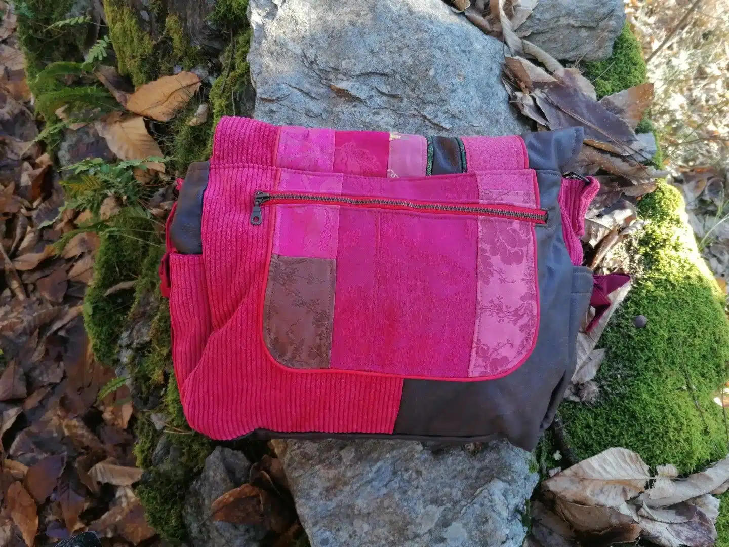 Sac, Grande Besace de survie Édition"La passion du rouge ", simili, velours, tissus d'ameublement , motifs coulemelles et feuilles crochetées main – Image 22