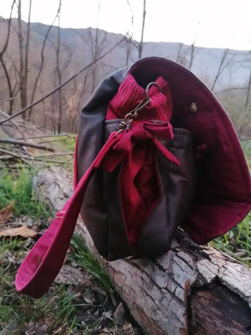 Sac, Grande Besace de survie Édition"La passion du rouge ", simili, velours, tissus d'ameublement , motifs coulemelles et feuilles crochetées main – Image 29