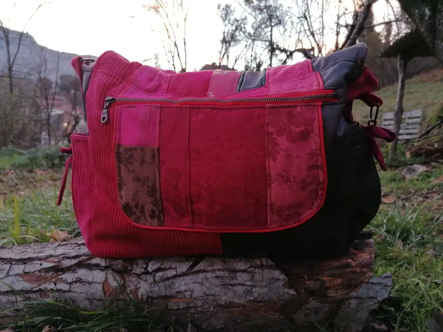 Sac, Grande Besace de survie Édition"La passion du rouge ", simili, velours, tissus d'ameublement , motifs coulemelles et feuilles crochetées main – Image 26