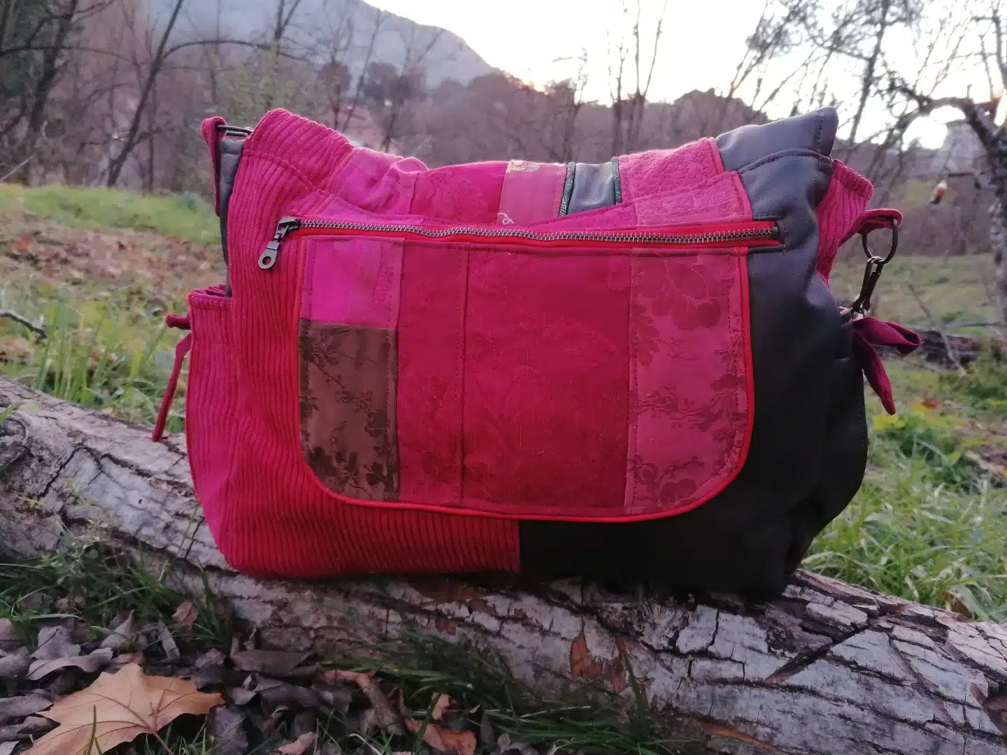 Sac, Grande Besace de survie Édition"La passion du rouge ", simili, velours, tissus d'ameublement , motifs coulemelles et feuilles crochetées main – Image 23