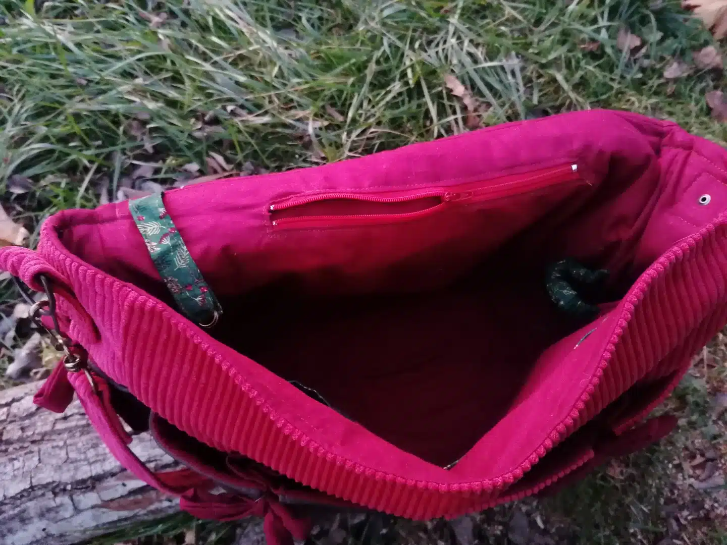 Sac, Grande Besace de survie Édition"La passion du rouge ", simili, velours, tissus d'ameublement , motifs coulemelles et feuilles crochetées main – Image 33