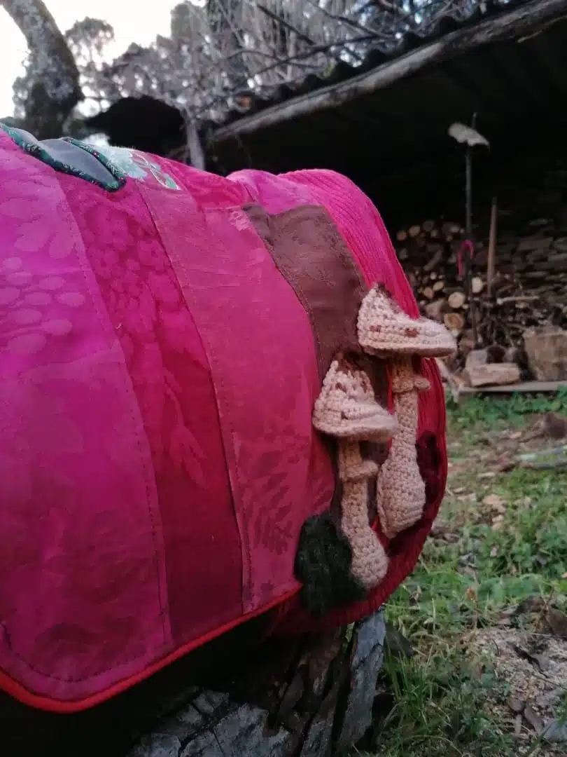 Sac, Grande Besace de survie Édition"La passion du rouge ", simili, velours, tissus d'ameublement , motifs coulemelles et feuilles crochetées main – Image 14