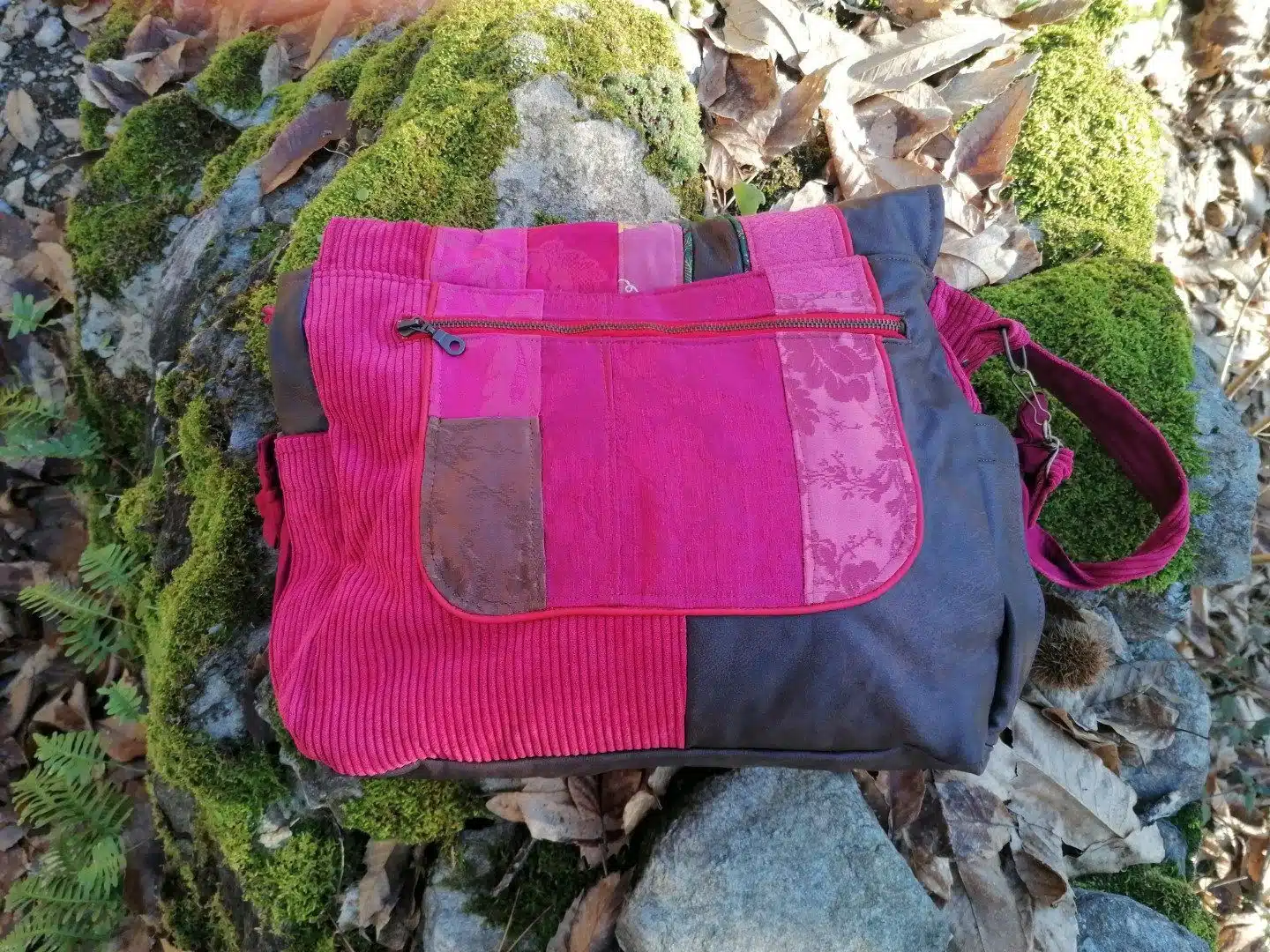 Sac, Grande Besace de survie Édition"La passion du rouge ", simili, velours, tissus d'ameublement , motifs coulemelles et feuilles crochetées main – Image 8