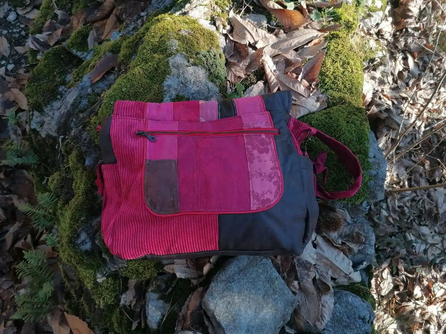 Sac, Grande Besace de survie Édition"La passion du rouge ", simili, velours, tissus d'ameublement , motifs coulemelles et feuilles crochetées main – Image 3