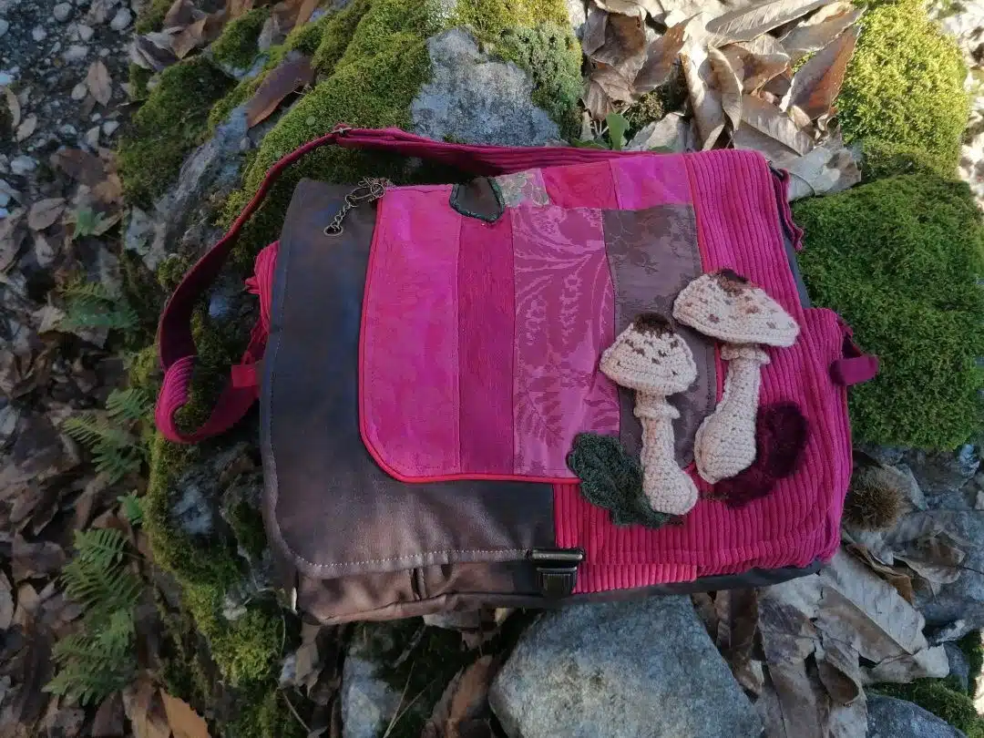 Sac, Grande Besace de survie Édition"La passion du rouge ", simili, velours, tissus d'ameublement , motifs coulemelles et feuilles crochetées main – Image 7