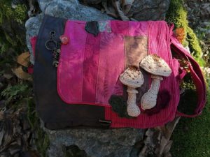 Sac, Grande Besace de survie Édition"La passion du rouge ", simili, velours, tissus d'ameublement , motifs coulemelles et feuilles crochetées main