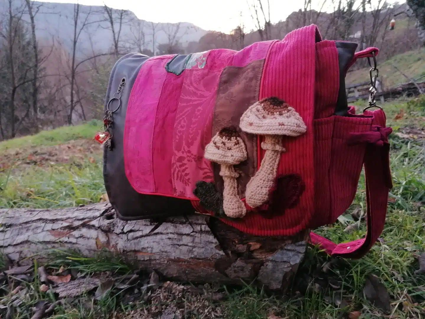 Sac, Grande Besace de survie Édition"La passion du rouge ", simili, velours, tissus d'ameublement , motifs coulemelles et feuilles crochetées main – Image 13