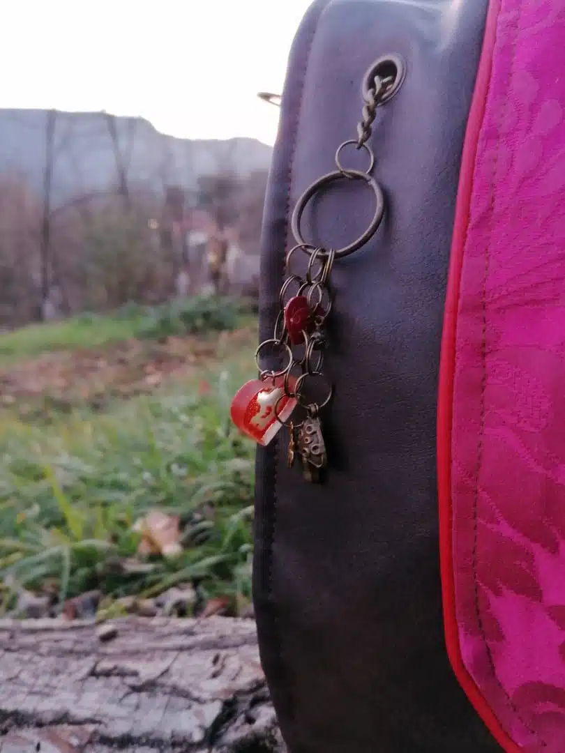 Sac, Grande Besace de survie Édition"La passion du rouge ", simili, velours, tissus d'ameublement , motifs coulemelles et feuilles crochetées main – Image 18