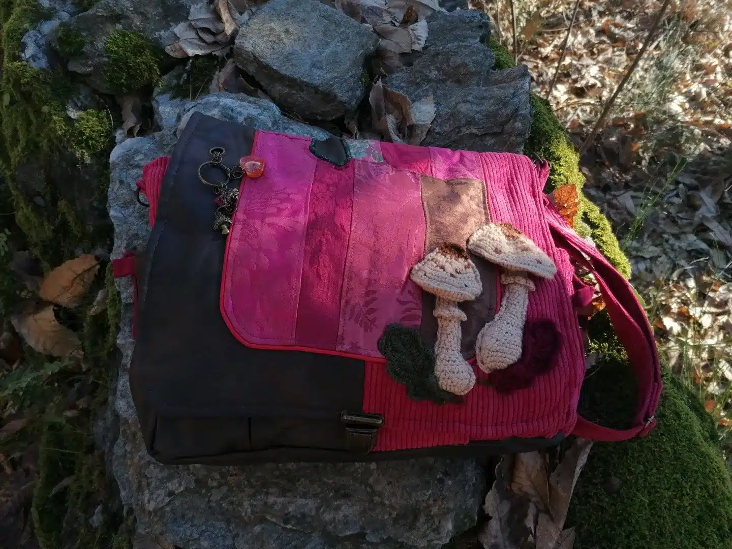Sac, Grande Besace de survie Édition"La passion du rouge ", simili, velours, tissus d'ameublement , motifs coulemelles et feuilles crochetées main – Image 2