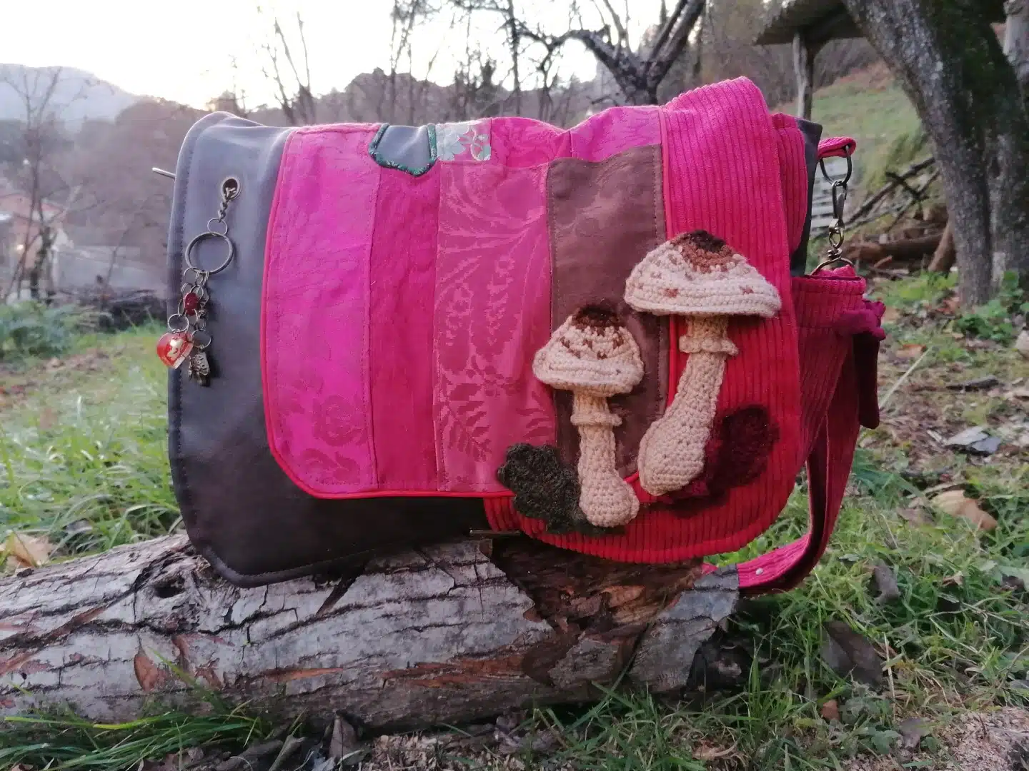 Sac, Grande Besace de survie Édition"La passion du rouge ", simili, velours, tissus d'ameublement , motifs coulemelles et feuilles crochetées main – Image 12