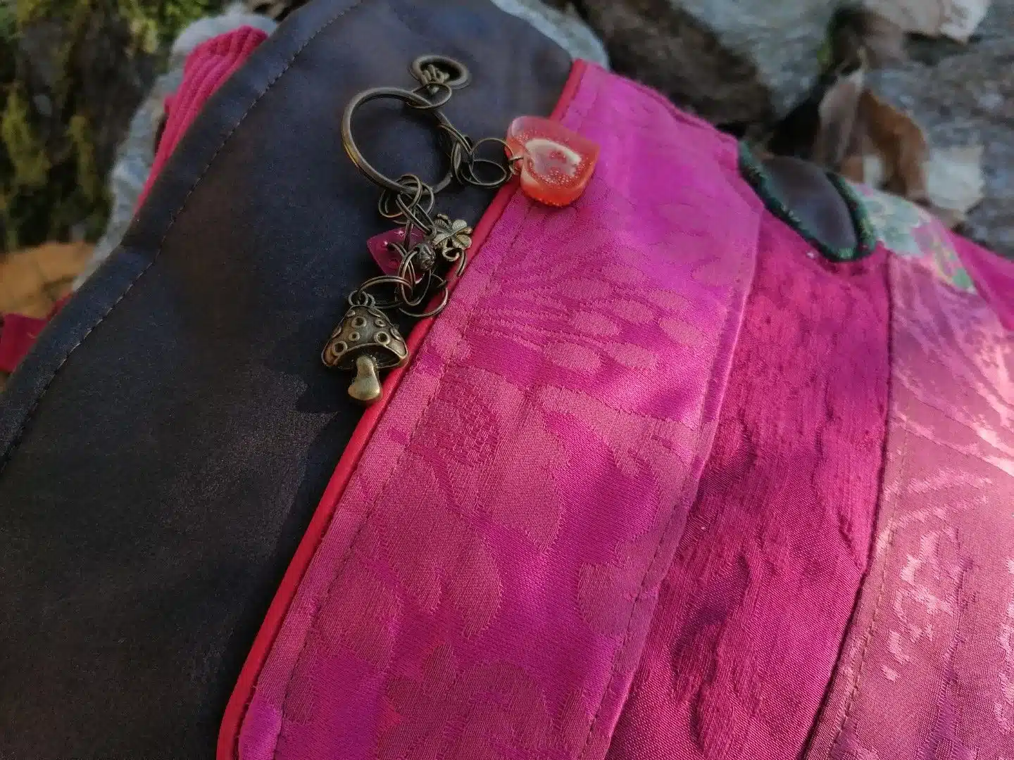 Sac, Grande Besace de survie Édition"La passion du rouge ", simili, velours, tissus d'ameublement , motifs coulemelles et feuilles crochetées main – Image 37