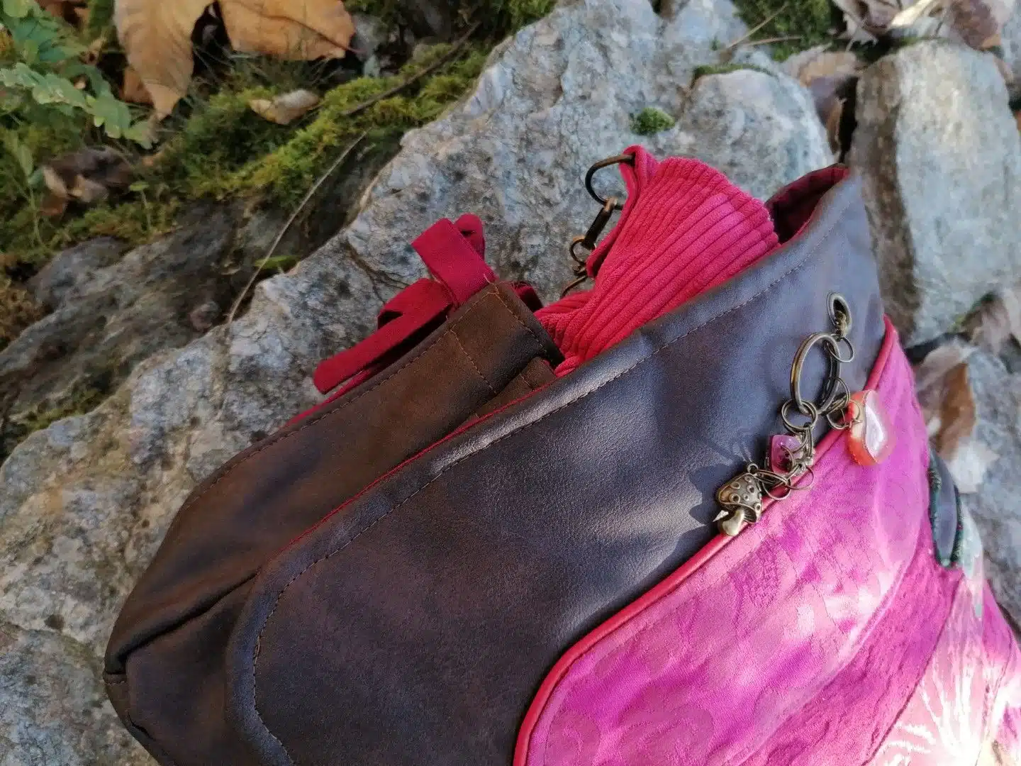 Sac, Grande Besace de survie Édition"La passion du rouge ", simili, velours, tissus d'ameublement , motifs coulemelles et feuilles crochetées main – Image 9